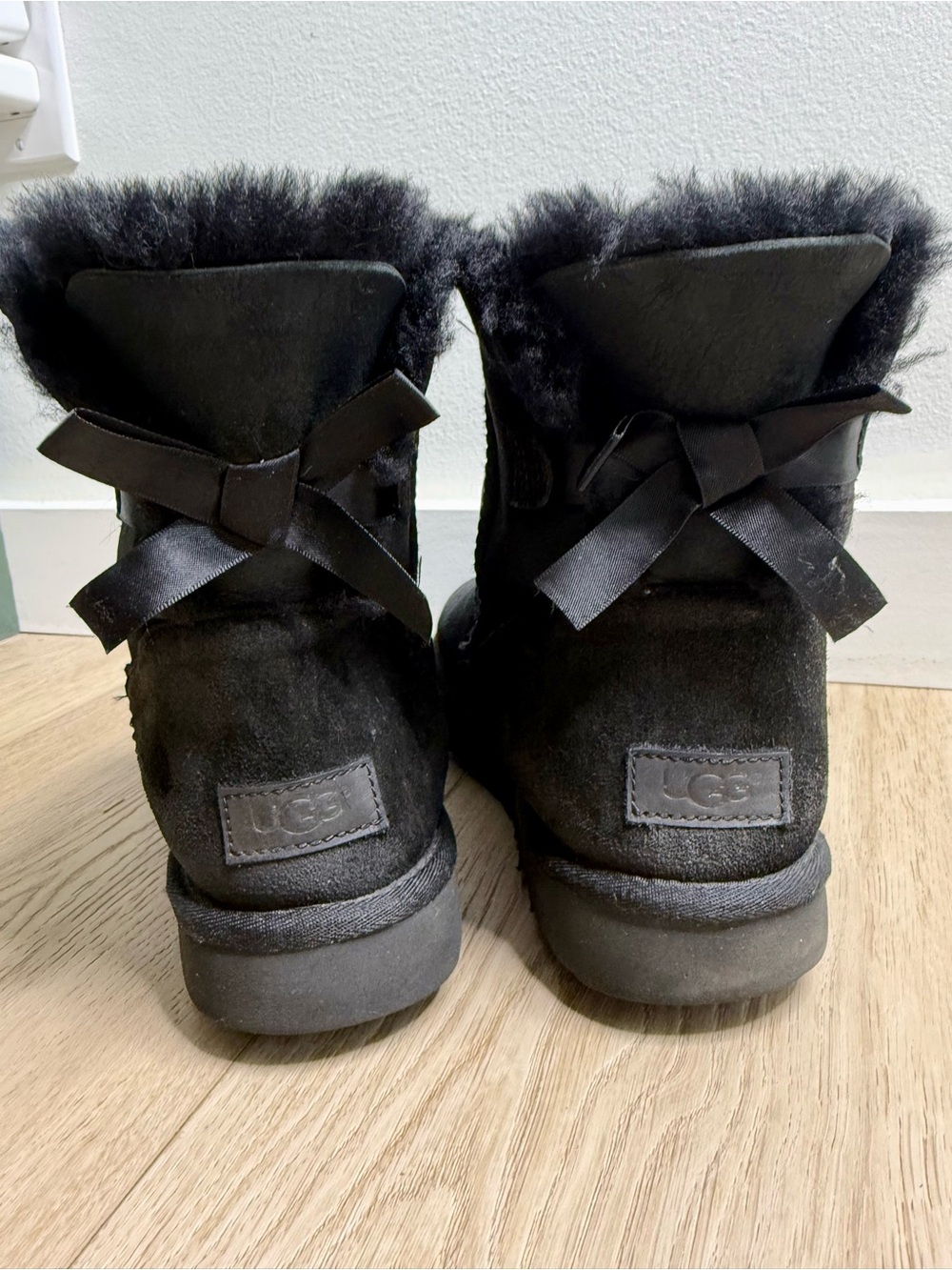 UGG Bailey Bow Black Suede Shearling Boots Women’s Size 10 Ribbon Back